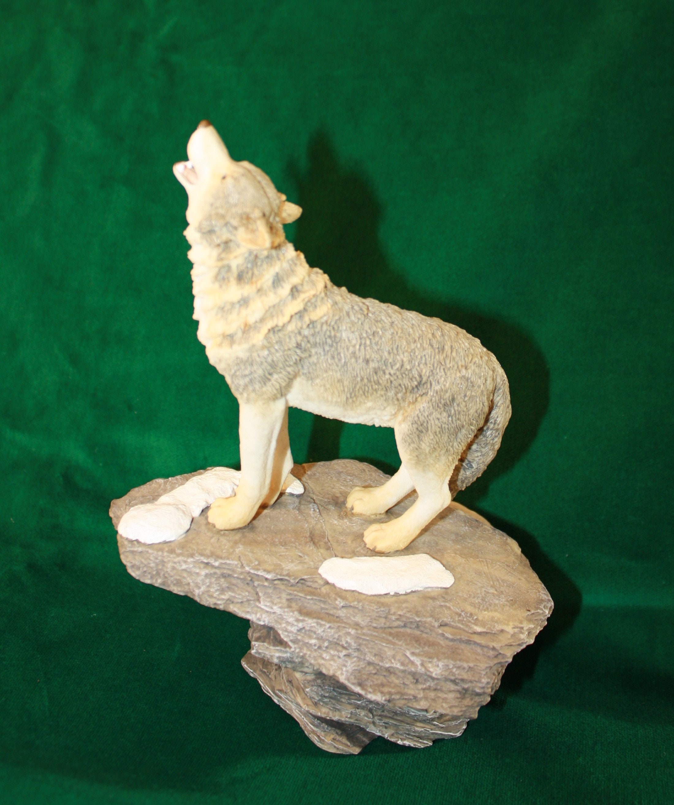 Westland Gray Wolf Howling, Leader of the Pack 7 Inch Tall, #3312