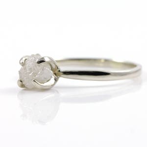 Anello di fidanzamento solitario con diamante bianco grezzo Anello ...