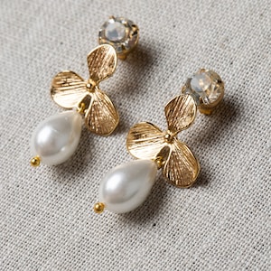 CLOVER Pearl Drop Earrings image 1