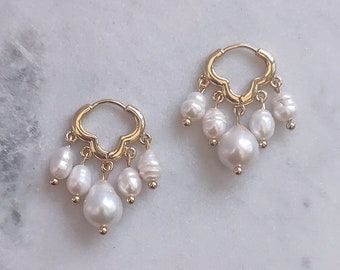 Pendientes NALA / Pearl Drop Gold Huggie, regalo para ella, pendientes nupciales, pendientes colgantes de perlas, joyas de oro, pendientes de dama de honor