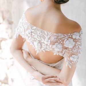 ORIANA / Capa con cuentas florales, capa de novia, conjuntos de novia, capa de velo, capa de cristal, capa de tul, capa de boda con cuentas imagen 4