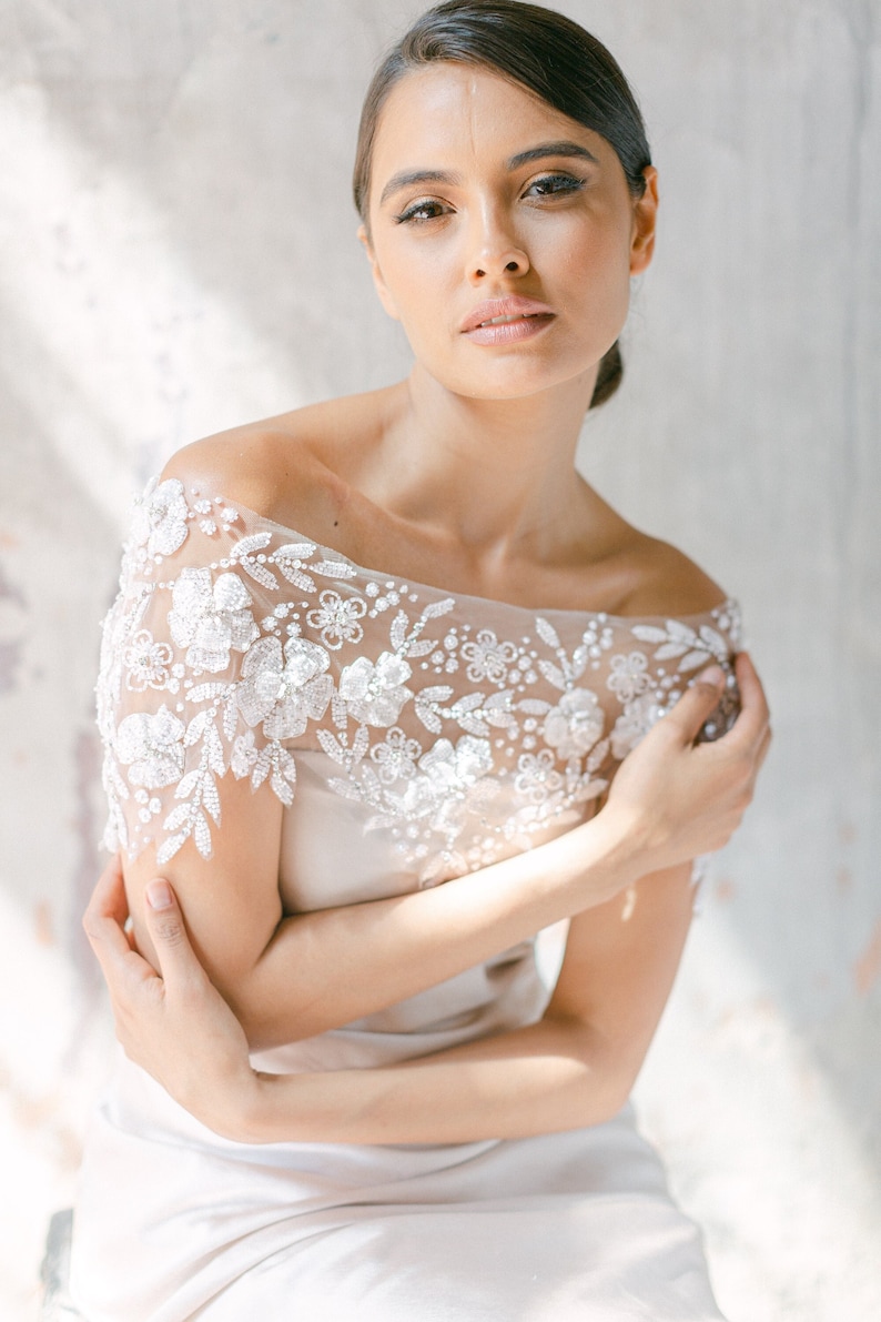 ORIANA / Capa con cuentas florales, capa de novia, conjuntos de novia, capa de velo, capa de cristal, capa de tul, capa de boda con cuentas imagen 1