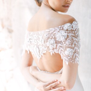 ORIANA / Capa con cuentas florales, capa de novia, conjuntos de novia, capa de velo, capa de cristal, capa de tul, capa de boda con cuentas imagen 2