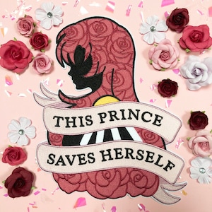 Puede incluir: Parche bordado con una silueta rosa y negra de una persona con el texto "This Prince Saves Herself" en una pancarta rosa.