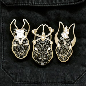 Watership Down Rabbit Saint Emaille Pins: Gold Edition