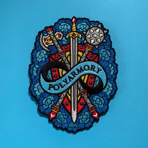 Könnte beinhalten: Ein blauer und schwarzer gestickter Patch mit einem Unendlichkeitszeichen und dem Wort "Polyamory" in einem Banner. Das Symbol ist von Schwertern, Äxten und einem Schild mit roten und gelben Akzenten umgeben.