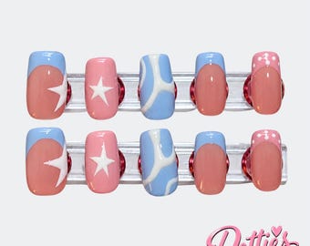 Uñas con estrellas rosas y azules