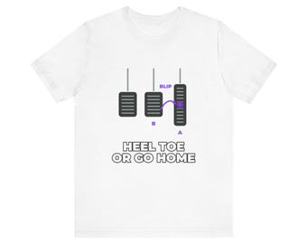 Könnte beinhalten: Ein weißes T-Shirt mit einer Grafik von drei Autopedalen mit dem Text BLIP, B und A sowie einem violetten Pfeil, der eine Bewegung anzeigt. Unter den Pedalen ist der Text HEEL TOE OR GO HOME in fetten schwarzen Großbuchstaben aufgedruckt.
