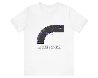 Könnte beinhalten: Ein weißes Kurzarm-T-Shirt mit einer Grafik einer kurvigen Rennstrecke. Das Design zeigt eine violette Linie, die einen Pfad mit den Beschriftungen Turn In, Apex und Exit markiert, sowie den Text LATE APEX in weißen Buchstaben darunter.