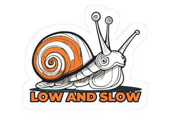Könnte beinhalten: Ein gestanzter Aufkleber mit einer weißen Schnecke mit einem markanten orangefarbenen Spiralgehäuse. Die Schnecke hat drei lange Fühler und befindet sich über dem orangefarbenen Text LOW AND SLOW in fetter Schrift auf einer dunklen Basis.