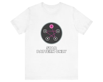 Könnte beinhalten: Ein weißes Kurzarm-T-Shirt mit einer dunkelgrauen kreisförmigen Grafik, die fünf nummerierte Punkte zeigt, welche durch rosa Pfeile in einem Sternmuster verbunden sind. Die Zahl eins ist rosa hervorgehoben. Darunter steht STAR PATTERN ONLY.