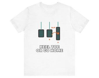 Könnte beinhalten: Ein weißes Kurzarm-T-Shirt mit einer Grafik von drei Autopedalen, die mit A und B beschriftet sind, sowie einem geschwungenen Pfeil, der eine Blip-Bewegung anzeigt. Unter den Pedalen steht der Text HEEL TOE OR GO HOME in schwarzen Buchstaben.