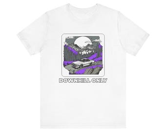 Könnte beinhalten: Ein weißes T-Shirt mit kurzen Ärmeln und einem quadratischen Grafikdruck eines Autos auf einer Bergstraße. Die Illustration zeigt violette Hügel, graue Berge, einen großen weißen Mond und den darunter gedruckten Text DOWNHILL ONLY.