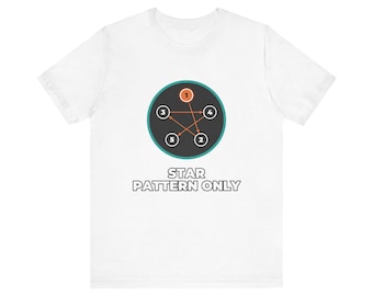 Könnte beinhalten: Ein weißes T-Shirt mit kurzen Ärmeln und einer dunklen kreisförmigen Grafik, die ein fünfzackiges Sternmuster mit den Zahlen eins bis fünf zeigt. Die Zahl eins ist orange hervorgehoben. Unter der Grafik steht der Text STAR PATTERN ONLY.