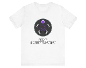 Könnte beinhalten: Ein weißes Kurzarm-T-Shirt mit einer dunkelgrauen kreisförmigen Grafik, die fünf nummerierte Punkte zeigt, welche durch violette Pfeile zu einem Sternmuster verbunden sind. Die Eins ist violett hervorgehoben. Darunter steht STAR PATTERN ONLY.