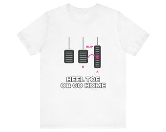 Könnte beinhalten: Ein weißes Kurzarm-T-Shirt mit einer Grafik von drei Autopedalen, einem rosa Pfeil und dem Text BLIP, A und B. Unter den Pedalen steht der Text HEEL TOE OR GO HOME in schwarzen Großbuchstaben. Das Design ist mittig auf der Brust platziert.