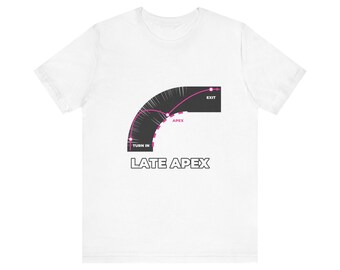 Könnte beinhalten: Ein weißes Kurzarm-T-Shirt mit einer schwarzen, gebogenen Streckengrafik und einer rosa Linie, die eine Rennlinie darstellt. Die Grafik enthält die Beschriftungen Turn In, Apex, Exit sowie den fetten Schriftzug LATE APEX.