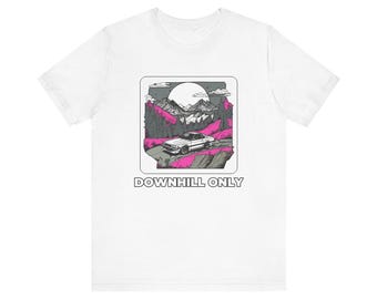 Könnte beinhalten: Ein weißes T-Shirt mit einem Grafikdruck eines Autos auf einer kurvenreichen Straße durch Berge und Bäume. Das Design verwendet schwarze, graue und leuchtend rosa Farben mit einer großen Sonne im Hintergrund. Der Text DOWNHILL ONLY ist darunter aufgedruckt.