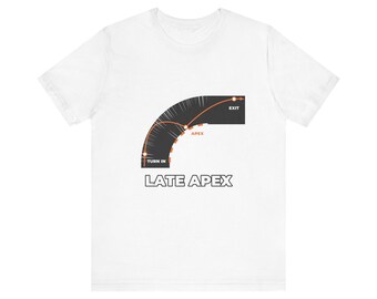 Könnte beinhalten: Ein weißes Kurzarm-T-Shirt mit einer schwarzen Grafik, die ein Kurvendiagramm zeigt. Die Grafik enthält orangefarbene Linien und Punkte mit den Beschriftungen TURN IN, APEX und EXIT. Unter dem Diagramm steht der Text LATE APEX in Weiß.