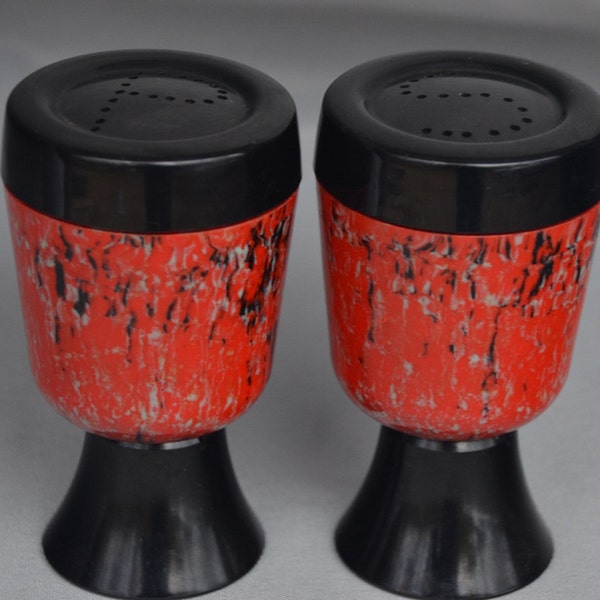 S&P Spatterware 1950s Confetti Melmac Melamine RARE Salt Pepper Shakers Vibrant Reddish Orange and Black eb1440