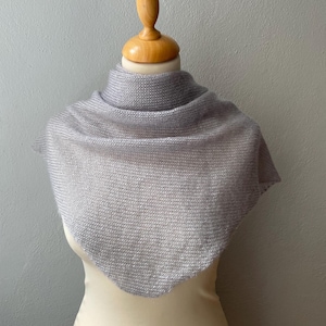 Fjäderlätt triangulär halsduk, mohairsiden, present till kvinnor, män, unisex, grå/silvergrå