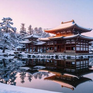 以下が含まれることがあります： 雪に覆われた松の木に囲まれ、静かな池のほとりに建つ多層屋根の木造寺院。濃い茶色の木材と白い壁が特徴で、その姿が静かな水面に鮮明に映し出されています。周囲は雪景色で、建物全体が冬の静寂の中に佇んでいます。