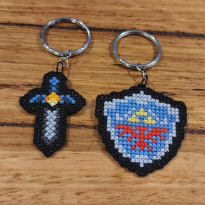 Master Sword und Hylian Shield Kreuzstich-Schlüsselanhänger