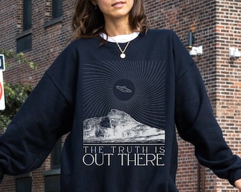 La verdad está ahí fuera sudadera, cuello redondo alienígena, sudadera ovni, cuello redondo de Halloween, temporada espeluznante, regalos para ella, regalos para él