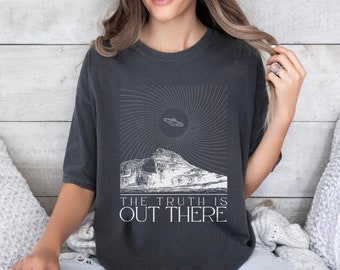 Camiseta "La verdad está ahí fuera", camiseta de extraterrestre, camiseta de ovni, camiseta de Halloween, temporada espeluznante, Comfort Colors 1717, regalos para él, regalos para ella