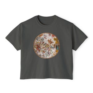 Camiseta con mapa de constelaciones ilustrado y tarjeta estelar