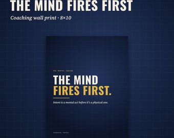 Quadro decorativo "A Mente Atira Primeiro", citação sobre força mental, tipografia em tons de azul marinho e dourado (PDF 8x10)