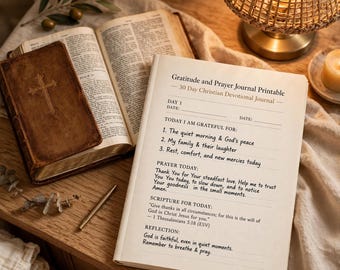 Op de afbeelding: Een printbare pagina voor een dankbaarheids- en gebedsdagboek met secties voor datum, dankbaarheid, gebed, schriftlezing en reflectie. Daarnaast ligt een open Bijbel met een bruine leren kaft met kruis, een dunne metalen pen en een olijftakje.
