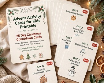 Op de afbeelding: Een set van 25 printbare adventsactiviteitskaarten voor kinderen met een kerst-aftelthema. De hoofdkaart bevat de tekst Advent Activity Cards for Kids Printable en 25 Day Christmas Countdown Cards, met kleinere kaarten die dagelijkse taken tonen zoals Bake Holiday Cookies, Make a Paper Snowflake, Read a Christmas Story, Sing Christmas Carols, Build a LEGO Snowman en Decorate Gingerbread House.