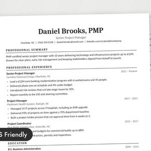 Op de afbeelding: Een professioneel cv-document voor Daniel Brooks, PMP, met secties voor professionele samenvatting, ervaring en opleiding. De lay-out is strak met zwarte tekst op een witte achtergrond, inclusief een badge met de tekst ATS Friendly.