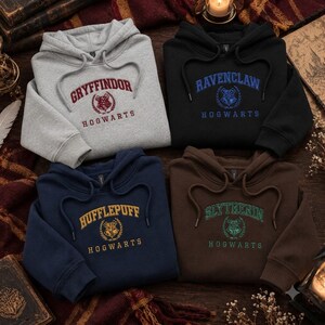 Geborduurde hoodie met tovenaarsschoolmotief, sweatshirt met ronde hals in de stijl van een magisch huis, trui met heksenacademie-thema, cadeau voor liefhebbers van fantasyboeken.