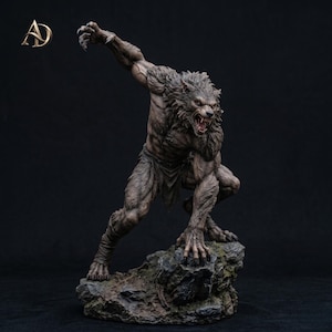 Puede incluir: Una figura de hombre lobo marrón en una pose dinámica y agachada con un brazo levantado y la boca abierta mostrando dientes afilados. La criatura tiene una textura de pelaje detallada y anatomía musculosa sobre una base rocosa.