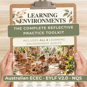 Könnte beinhalten: Ein Klemmbrett mit einem Dokument mit dem Titel Learning Environments: The Complete Reflective Practice Toolkit. Es enthält alle 6 Lernumgebungs-Audits und verweist auf Australian ECEC, EYLF V2.0 und NQS. Die Seite zeigt ein Foto von spielenden Kindern.