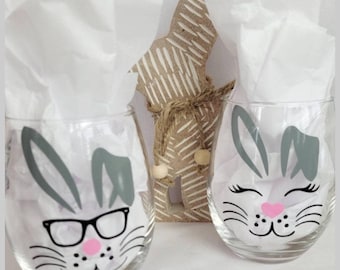 Copa de vino de conejito de Pascua, personalizada, regalo para anfitriona, decoración de primavera, mesa de Pascua, regalo para pareja, regalo de cristal personalizado