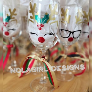 Reindeer Christmas wine glass, Party Favor, Teacher Gift, Housewarming Gift, Girl Reindeer, Couple gift, Hostess Gift, Christmas in July fun