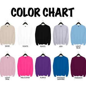 Pu&ograve; includere: Tabella colori che mostra 10 diversi colori di felpe: Sabbia, Bianco, Nero, Cenere, Azzurro, Rosa Chiaro, Heliconia, Viola, Zaffiro Antico e Marrone.
