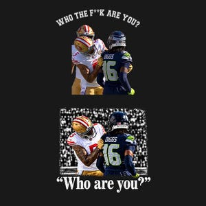 Può includere: Una t-shirt grafica nera con due immagini di giocatori di football in divise bianche e blu navy. L'immagine in alto include il testo WHO THE F**K ARE YOU? e quella in basso il testo “Who are you?” in caratteri bianchi.