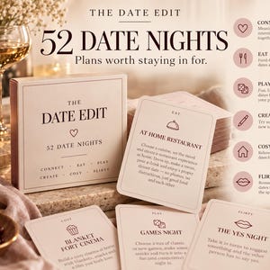 Puede incluir: Una caja cuadrada y varias tarjetas rectangulares tituladas The Date Edit 52 Date Nights. Las tarjetas presentan categorías como Connect, Eat, Play, Create, Cosy y Flirty con iconos. El texto incluye At Home Restaurant, Blanket Fort Cinema, Games Night y The Yes Night.