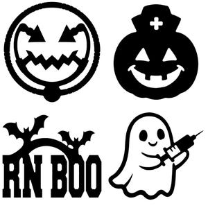 Può includere: Un set di quattro disegni grafici in bianco e nero raffiguranti una zucca circolare, una zucca con cuffia da infermiera, il testo "RN BOO" con due pipistrelli e un fantasma che tiene in mano una siringa medica.