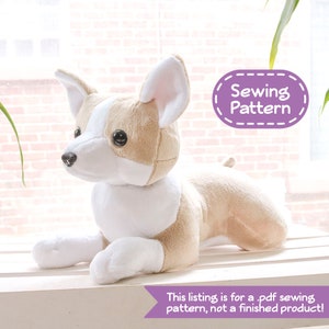 Könnte beinhalten: Ein Nähmuster für ein Plüschtier in Form eines Chihuahuas. Das Muster ist für einen tan- und weißen Chihuahua mit braunen Augen. Das Muster ist als PDF-Download erhältlich. "Nähmuster" steht in einem lilafarbenen Oval mit gestricheltem Rand.