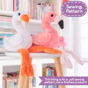 Op de afbeelding: Een naai-patroon voor een pluche flamingo en een pluche gans. Het patroon is een digitale download, geen afgewerkt product. De afbeelding toont de afgewerkte pluche speelgoed.