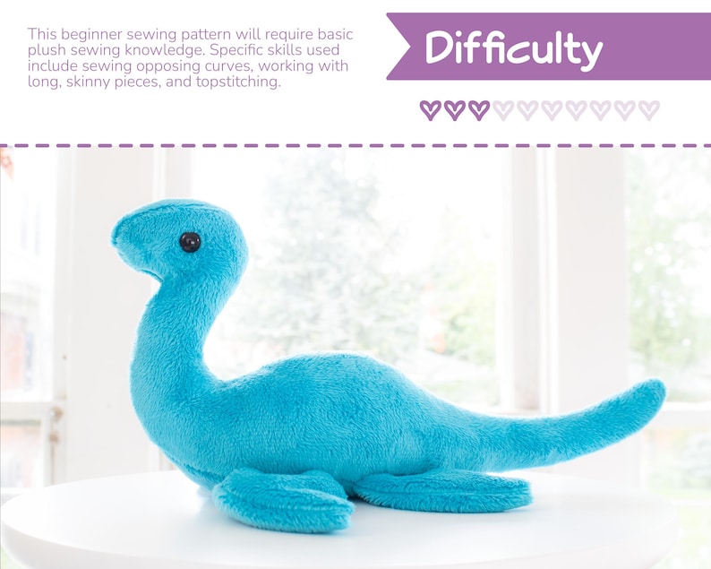 K&ouml;nnte beinhalten: Ein t&uuml;rkisfarbenes Pl&uuml;schtier des Ungeheuers von Loch Ness, mit langem Hals und Schwanz sowie kleinen flossenartigen F&uuml;&szlig;en. Das Spielzeug hat ein schwarzes Knopfauge. Das Bild enth&auml;lt Text mit "Schwierigkeit" und Details zum Schnittmuster.