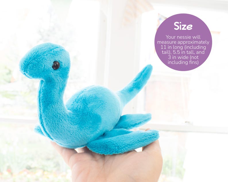 K&ouml;nnte beinhalten: Ein t&uuml;rkisfarbenes Nessie-Pl&uuml;schtier mit langem Hals, kleinen schwarzen Augen und Flossen. Das Spielzeug ist etwa 28 cm lang, 14 cm hoch und 8 cm breit. Der Text "Size" wird in einem lila Kreis angezeigt.
