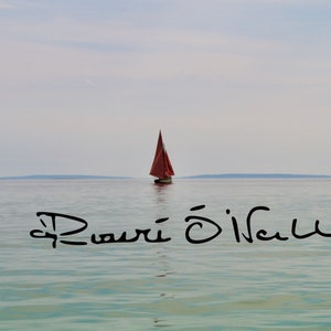 Vele rosse su mari calmi, barca a vela, yacht, fotografia nautica su carta fine art