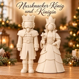 May include: Two cream-colored nutcracker figurines, a king and a queen, stand side-by-side. The king wears a crown with a tree emblem and a uniform. The queen wears a crown, holds a scepter, and has a braided hairstyle. Text reads: Nussknacker-König und -Königin.