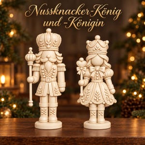 May include: Two light beige wooden nutcracker figurines, a king and a queen, standing side by side. The king holds a scepter and wears a crown, while the queen holds a heart-topped scepter and wears a crown. Text reads: Nussknacker-König und -Königin.
